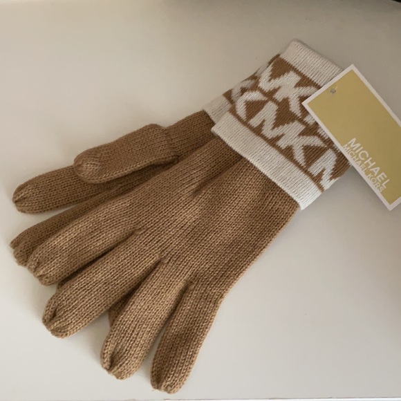Michael Kors Accessories - ✨Michael Kors Gloves